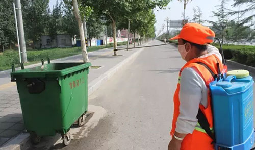 致敬環衛工人，細心消除垃圾桶邊的蚊蠅
